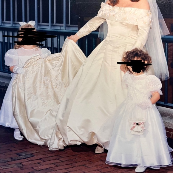 Vintage 90’s Custom 100% Silk bridal Gown by Cynthia C. - Picture 8 of 13